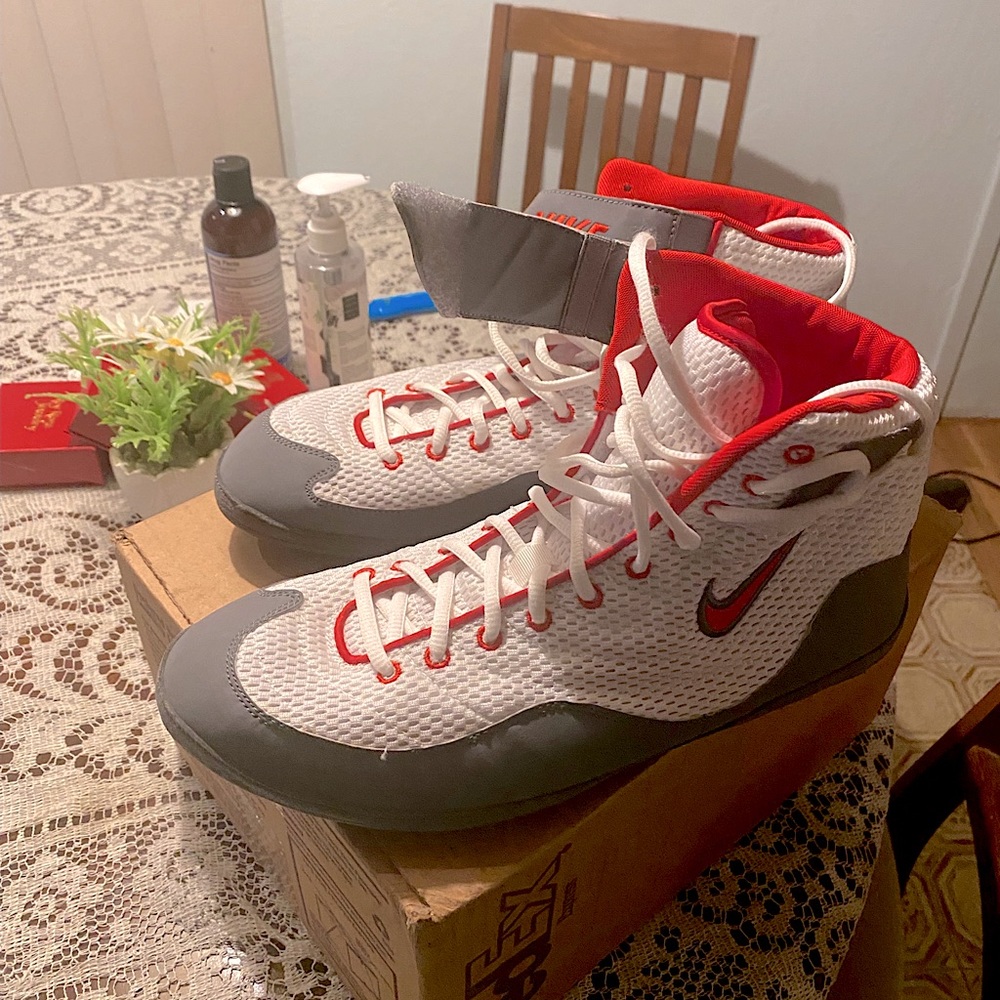 brand new Nike Inflict 3